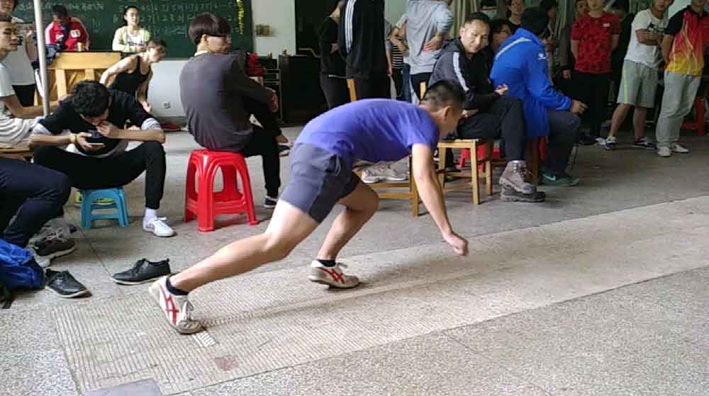 吃过早饭后来到湖北大学领取准考证,录虹膜.下午练习二级蛙跳.